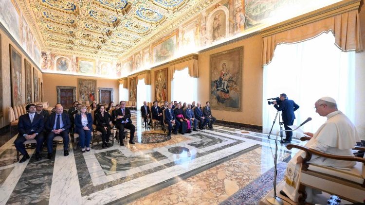 El Papa durante la audiencia en la Sala del Consistorio