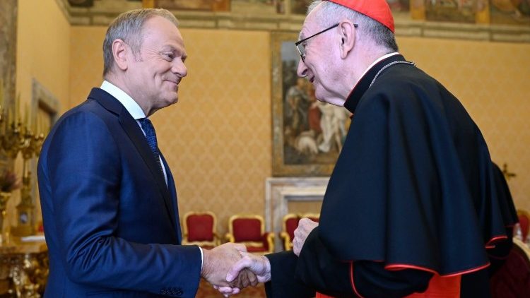 Donald Tusk ao encontrar o cardeal Pietro Parolin