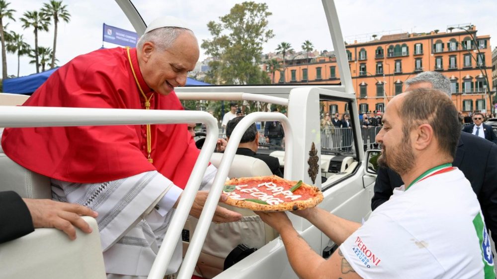 Lev XIV. dostává pravou neapolskou pizzu, 8. 5. 2026
