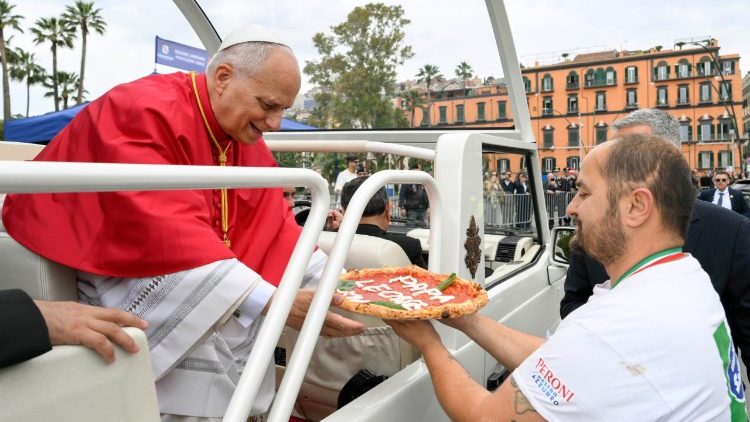 Lev XIV. dost&aacute;v&aacute; pravou neapolskou pizzu, 8. 5. 2026