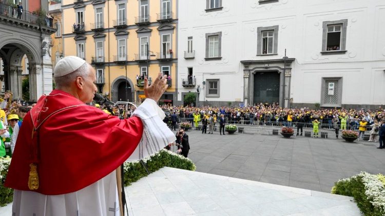Saludo del Papa a los fieles congregados delante de la catedral de N&aacute;poles
