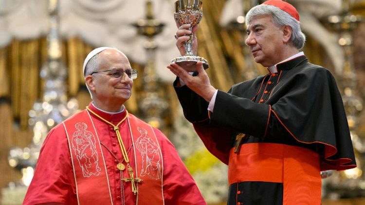 Il cardinale Battaglia riceve in dono un calice dal Papa