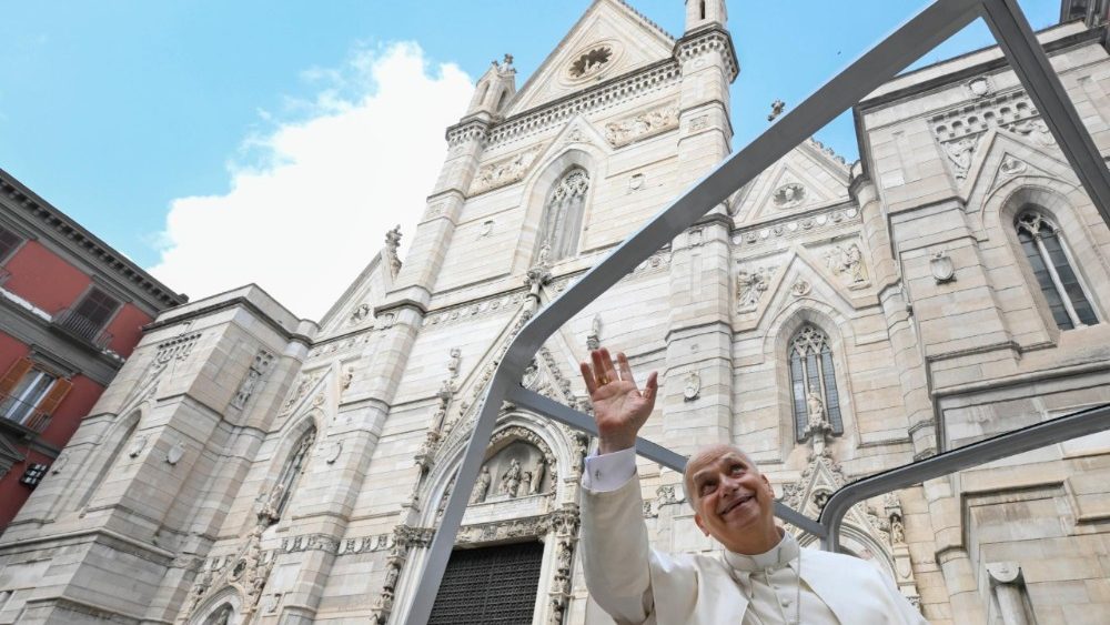 Lev XIV. před katedrálou Nanebevzetí Panny Marie v Neapoli, 8. 5. 2026