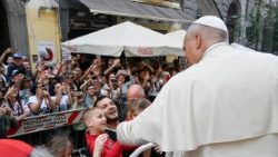 Leon XIV pozdrawiający mieszkańców Neapolu i gości