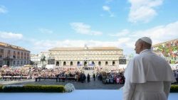 Il Papa sul palco di Piazza del Plebiscito di Napoli