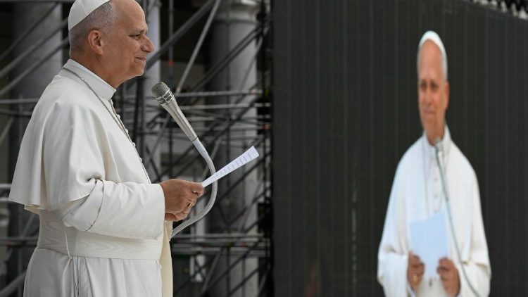 Leon XIV przemawiający na Piazza del Plebiscito w Neapolu