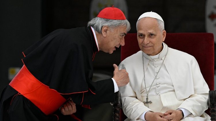 El arzobispo de N&aacute;poles, cardenal Battaglia saluda al Papa