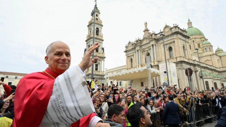 Il Papa saluta i fedeli in piazza Bartolo Longo, durante il suo giro in papamobile per le stradine di Pompei. 