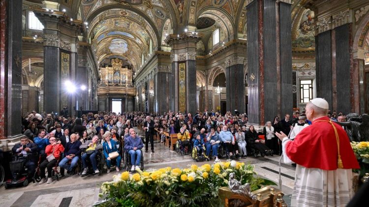 Il Papa parla a malati, anziani e disabili all'interno del Santuario di Pompei.