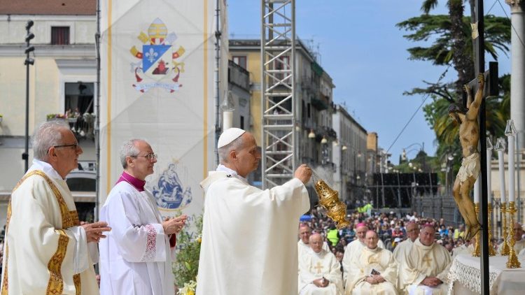 Il Papa mentre incensa il crocifisso