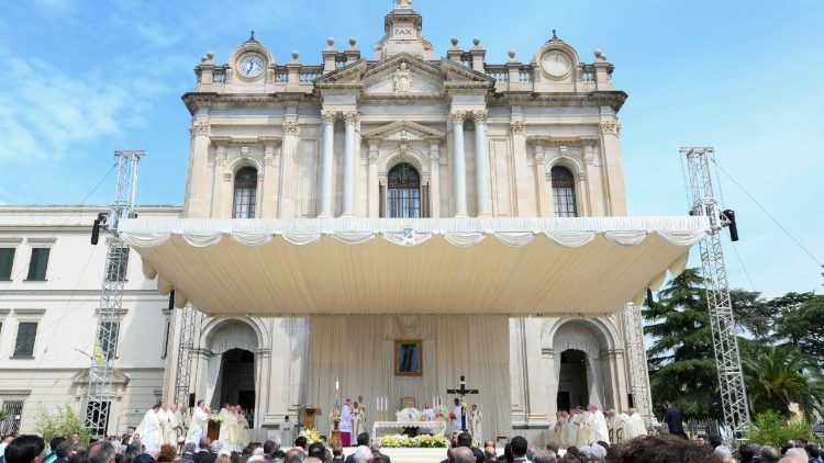 Il palco allestito davanti al Santuario della Beata Vergine Maria del Rosario