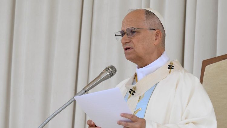 Leone XIV mentre pronuncia l'omelia