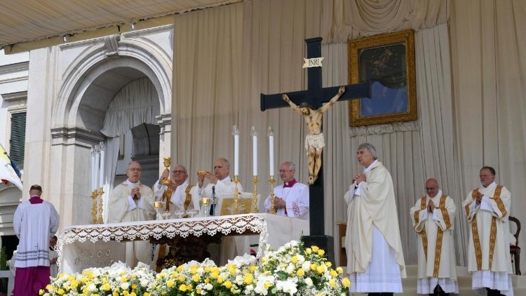 Papežsk&aacute; liturgie se slavila na prostranstv&iacute; před Bazilikou P. Marie Růžencov&eacute;