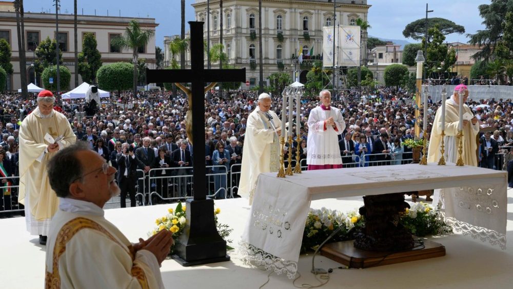 Eucharistie na náměstí Bartola Longa v Pompejích, 8. 5. 2026