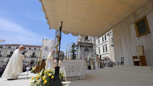 Il Papa a Pompei: Dio plachi gli odi fratricidi e illumini i leader delle nazioni
