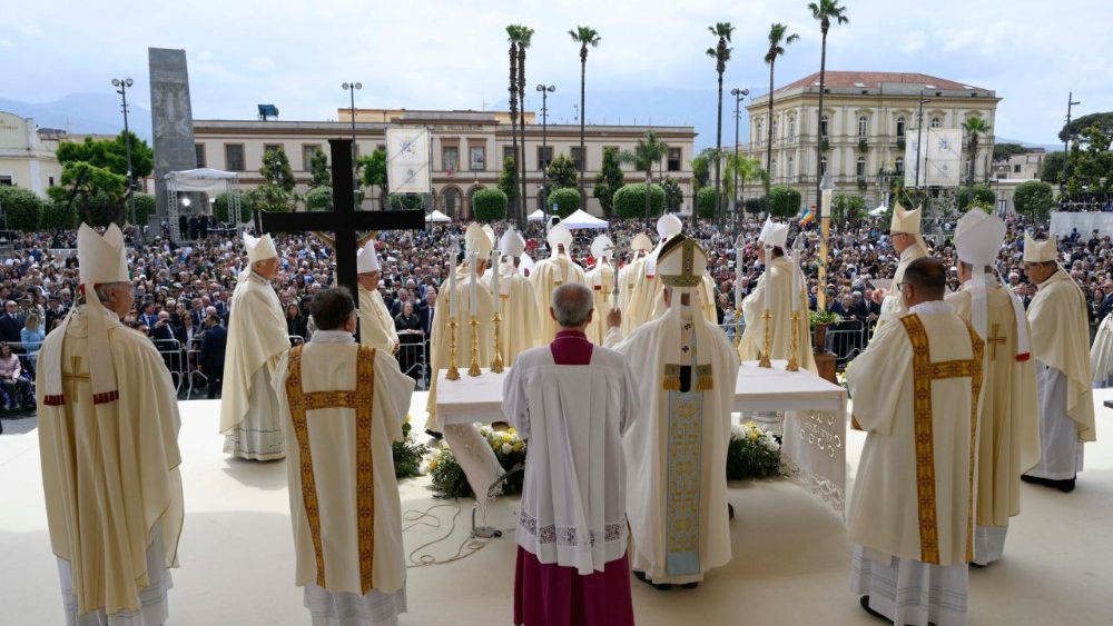 Eucharistie na náměstí Bartola Longa v Pompejích, 8. 5. 2026