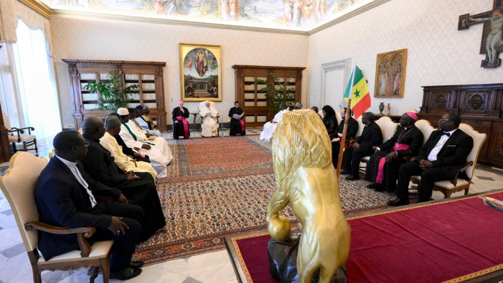 La Leon al XIV-lea, o delegație a capilor și reprezentanților Comunității musulmane din Senegal. 