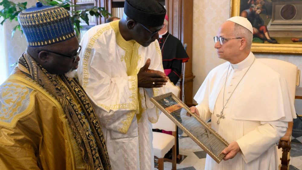La Leon al XIV-lea, o delegație a capilor și reprezentanților Comunității musulmane din Senegal. 