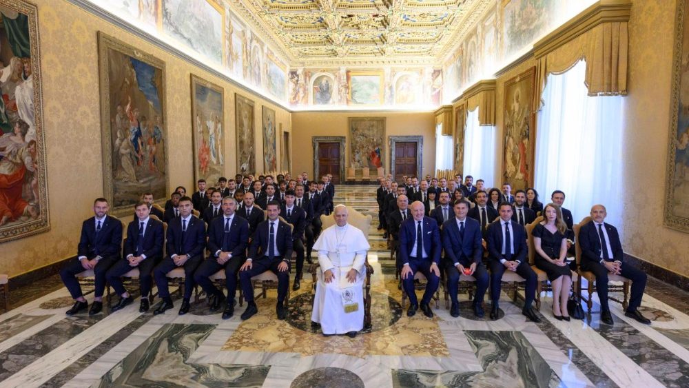 La Leon al XIV-lea, conducerea și jucătorii clubului de fotbal ”Internazionale Milano”, antrenată de Cristian Chivu. 