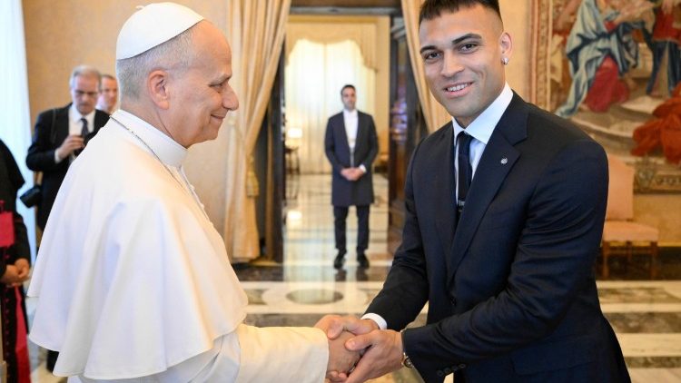 Papeže zdrav&iacute; Lautaro Mart&iacute;nez, kapit&aacute;n a &uacute;točn&iacute;k Interu