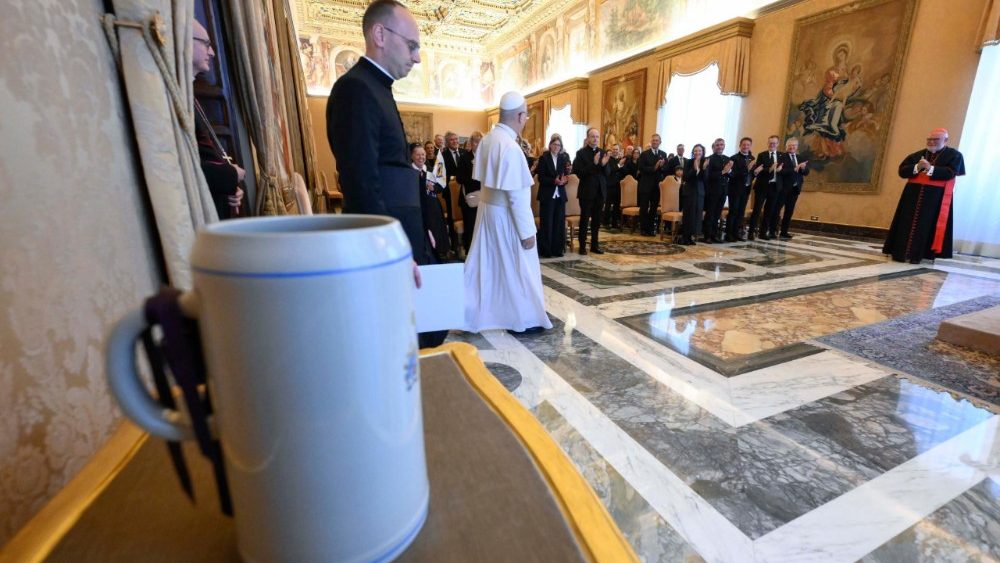 Una birra in dono al Papa dalla Fondazione Edith Haberland-Wagner e dell’Augustiner Bräu di Monaco