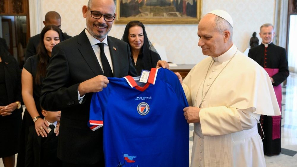 La Leon al XIV-lea, prim-ministrul Republicii Haiti, Alix Didier Fils-Aimé, împreună cu soția și suita. 