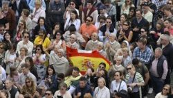 Un grupo de españoles durante el Regina Caeli de este VI domingo de Pascua.