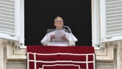 Papež Leon XIV. je z okna apostolske palače na Trgu sv. Petra vodil opoldansko molitev Raduj se, Kraljica nebeška.