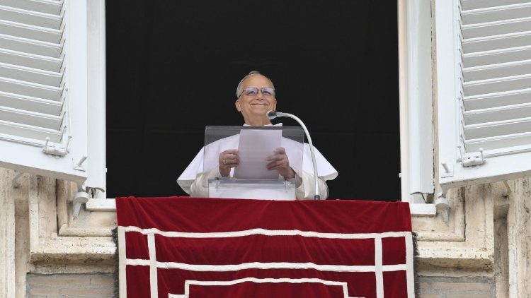 Papež Leon XIV. je z okna apostolske palače na Trgu sv. Petra vodil opoldansko molitev Raduj se, Kraljica nebeška.