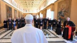 Styrelsemedlemmar vid stiftelsen Vatican Observatory i audiens hos påve Leo XIV måndagen den 11 maj