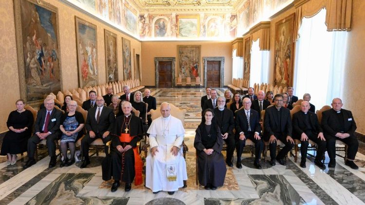 Папата с членовете на Vatican Observatory Foundation 