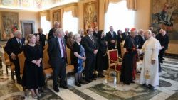 Папата с членовете на Борда на Vatican Observatory Foundation 