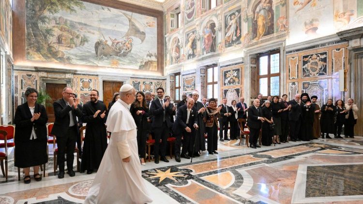 Ingreso del Papa a la Sala Clementina