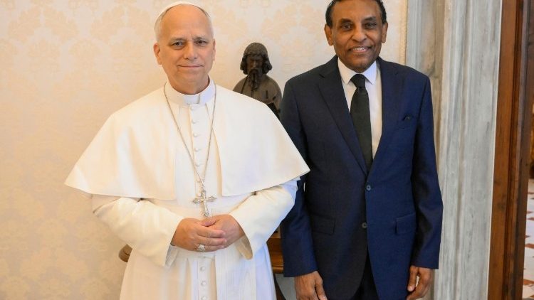 2026.05.11 La papa Leon al XIV-lea, premierul Sudanului, Kamil Al-Tayeb Idris