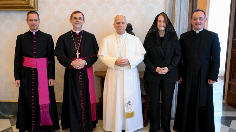Johannes F&uuml;rnkranz (Amtsleiter Dikasterium der Glaubenslehre), Erzbischof Josef Gr&uuml;nwidl, Papst Leo XIV., Katharina Sevelda-Platzl (Leiterin des erzbisch&ouml;flichen Sekretariats), Michael Max (Rektor der Anima)