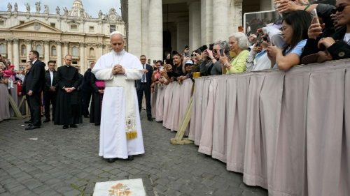 Le&oacute;n XIV reza en el lugar del atentado de hace 45 a&ntilde;os contra Juan Pablo II