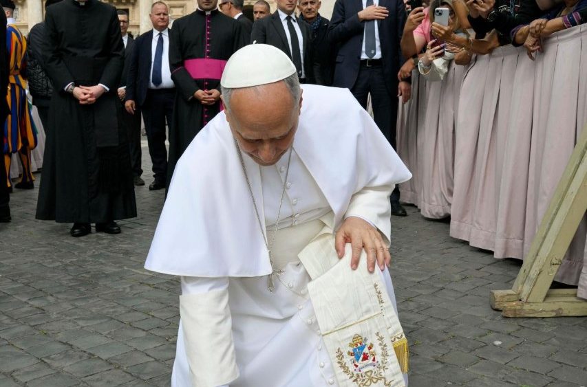 Leon al XIV-lea în rugăciune la locul atentatului asupra sfântului Ioan Paul al II-lea