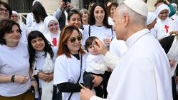 I saluti al Papa al termine dell'udienza generale