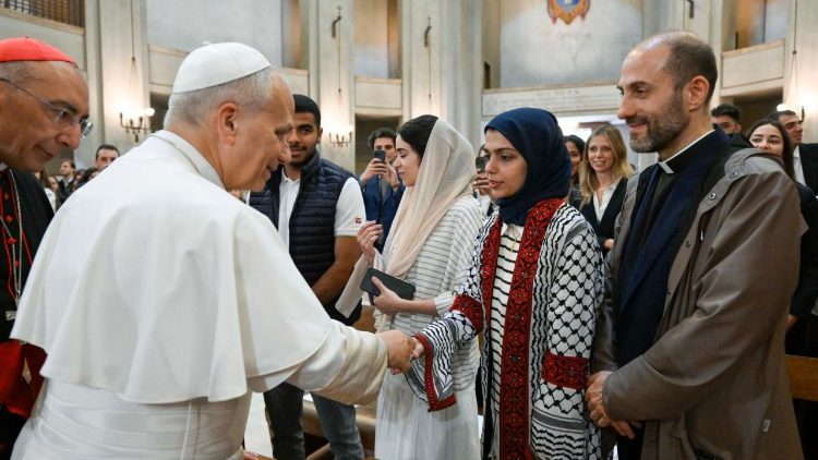 Le Pape saluant les &eacute;tudiants gazaouis, le 14 mai &agrave; l'universit&eacute; Sapienza
