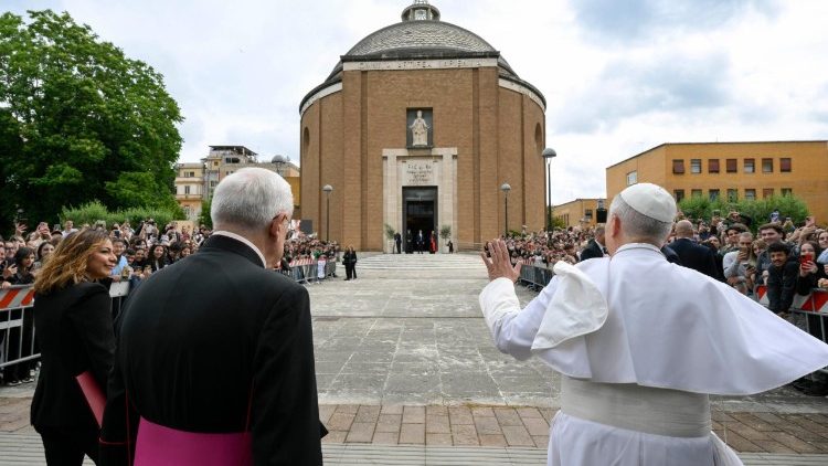 Il Papa davanti alla cappella dell'Universit&agrave; Sapienza