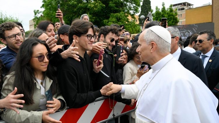 Il Papa mentre si intrattiene con alcuni studenti