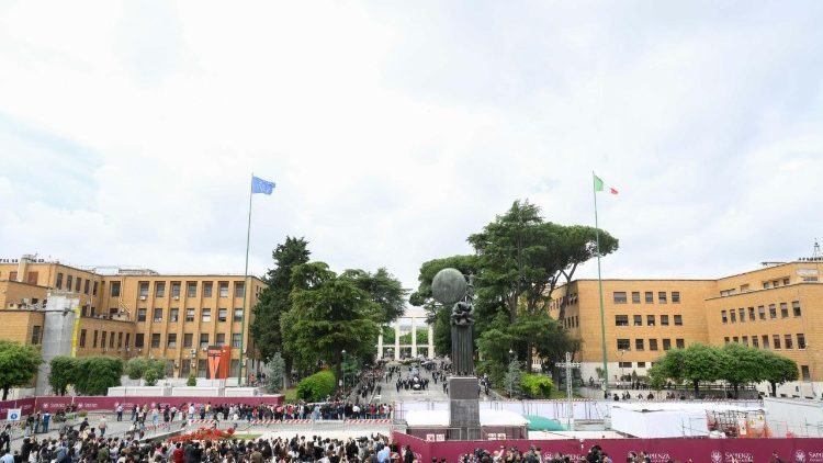 Studenti radunati lungo i viali dell'Universit&agrave; Sapienza