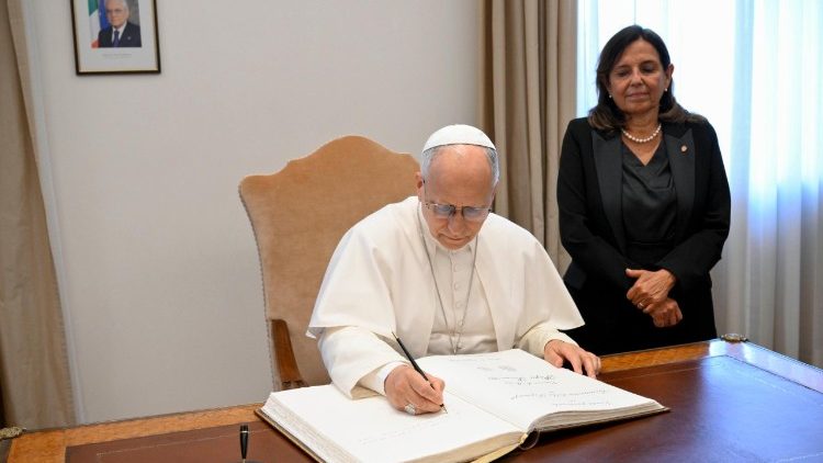 Papa alitia saini kitabu cha heshima