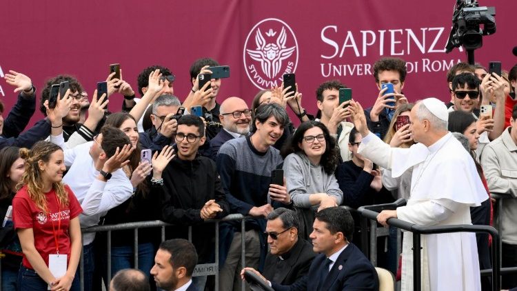 Papa sa&uacute;da os estudantes