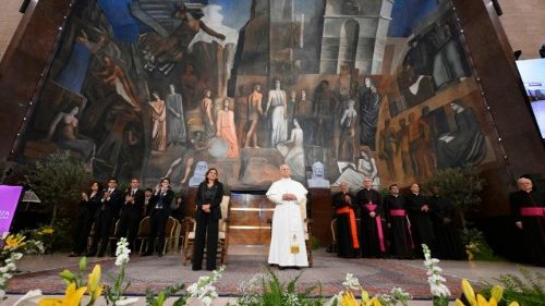 Papa aos universit&aacute;rios: sejam artes&atilde;os de paz, o rearmamento enriquece as elites