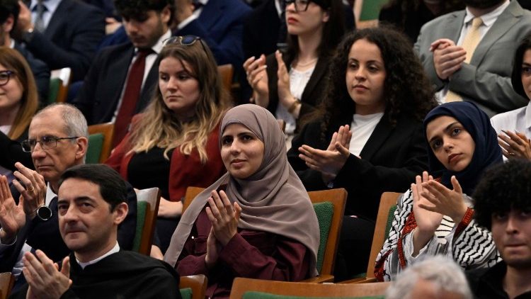 L'applauso degli studenti alle parole del Papa