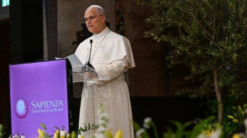 El Papa a los universitarios: sean artesanos de paz, el rearme enriquece a las &eacute;lites