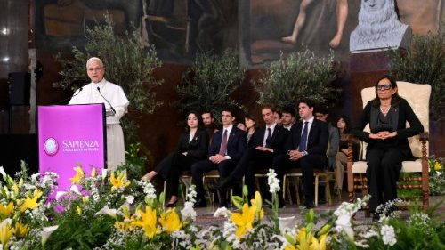 Il Papa agli universitari: siate artigiani di pace, il riarmo arricchisce le &eacute;lite