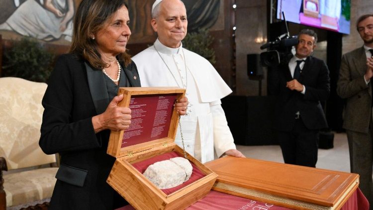 Il dono fatto al Papa: la riproduzione di un esempio epigrafico in lingua greca con un passo delle Sacre Scritture