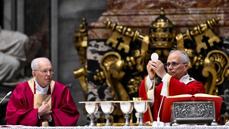 Le&oacute; p&aacute;pa szentmis&eacute;t celebr&aacute;l